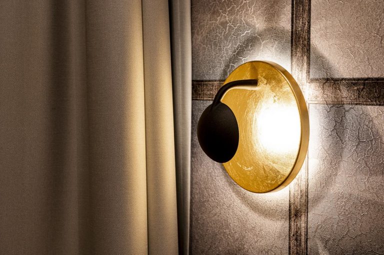 Jak urządzić mieszkanie z kominkiem, by było nowoczesne i funkcjonalne?